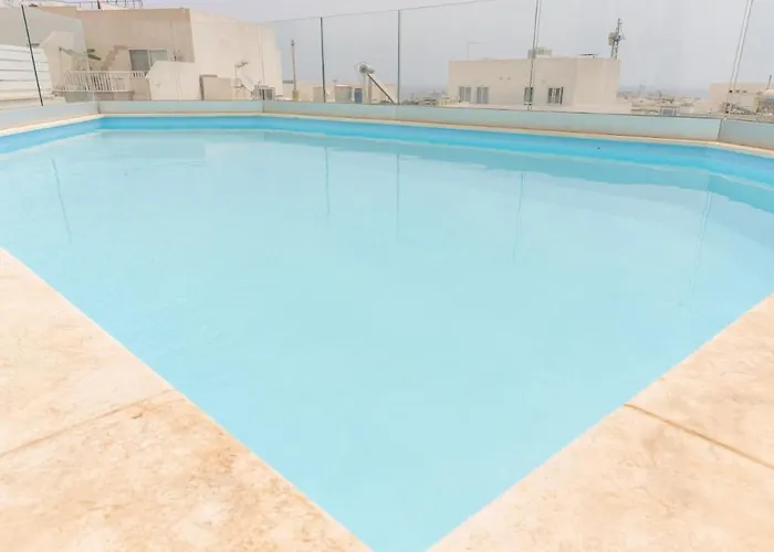 Large With Pool Lägenhet