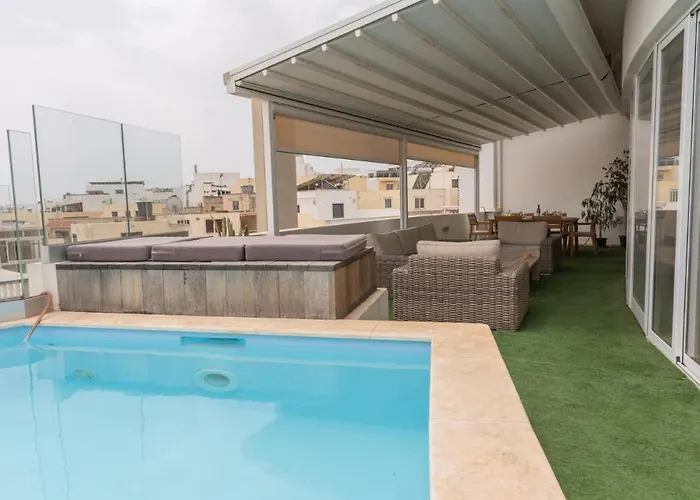 Large With Pool Lägenhet *