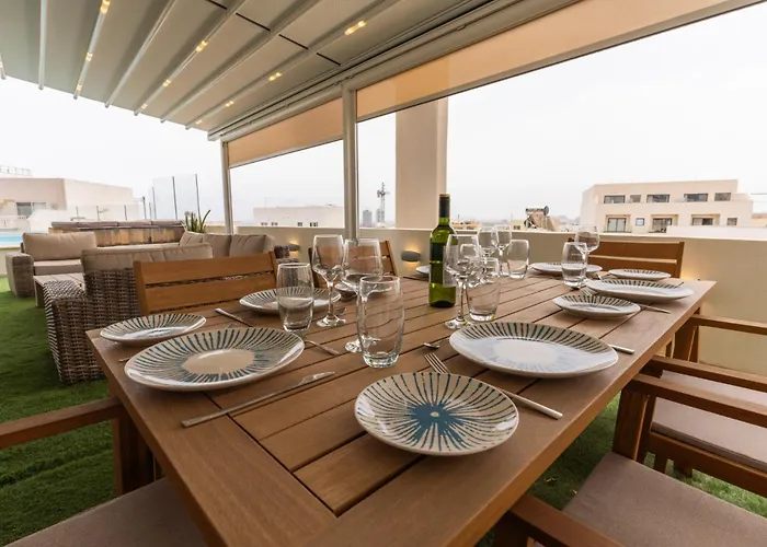 Large With Pool Lägenhet