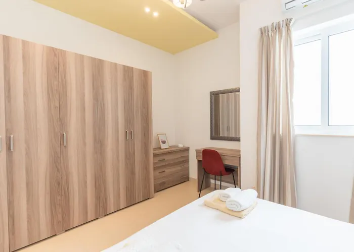 Large With Pool Lägenhet *