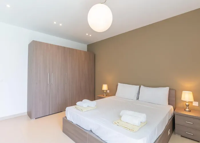 Large With Pool Lägenhet *