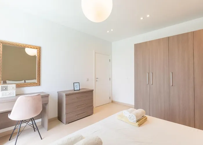 Large With Pool Lägenhet *