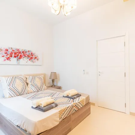 Large With Pool Appartement *