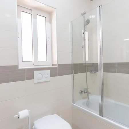 Large With Pool Apartament
