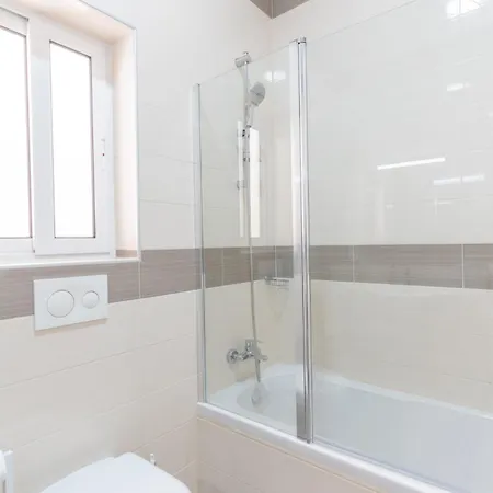 Large With Pool Apartament